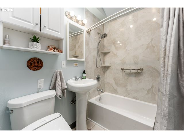 2209 Ne 108TH Ave, Portland, OR 97220