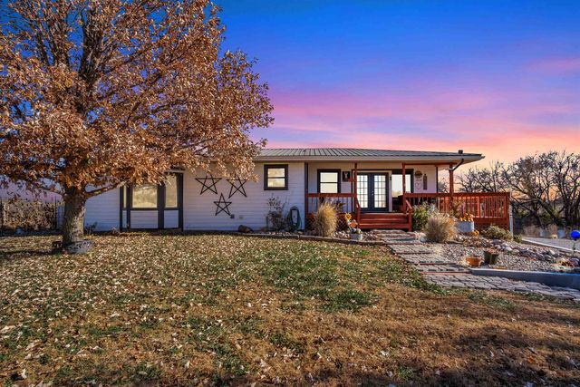 1828 S East Lake Rd, Newton, KS 67114