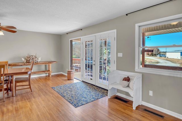 1828 S East Lake Rd, Newton, KS 67114