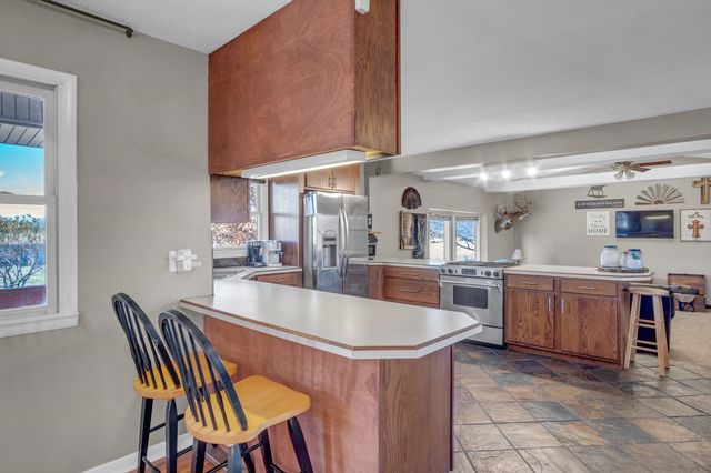 1828 S East Lake Rd, Newton, KS 67114