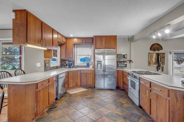 1828 S East Lake Rd, Newton, KS 67114