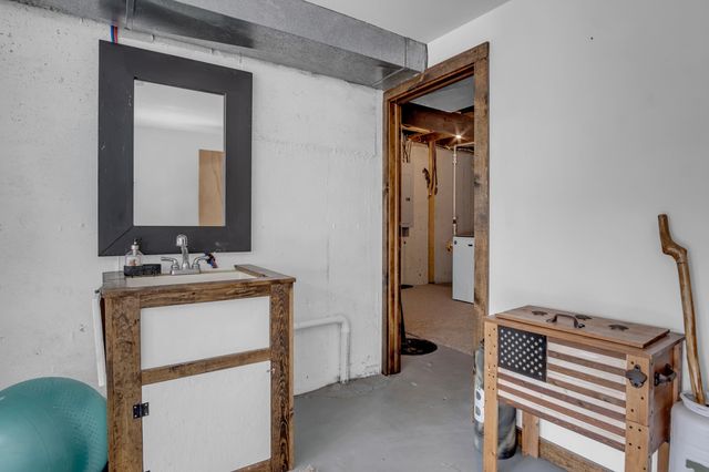 1828 S East Lake Rd, Newton, KS 67114