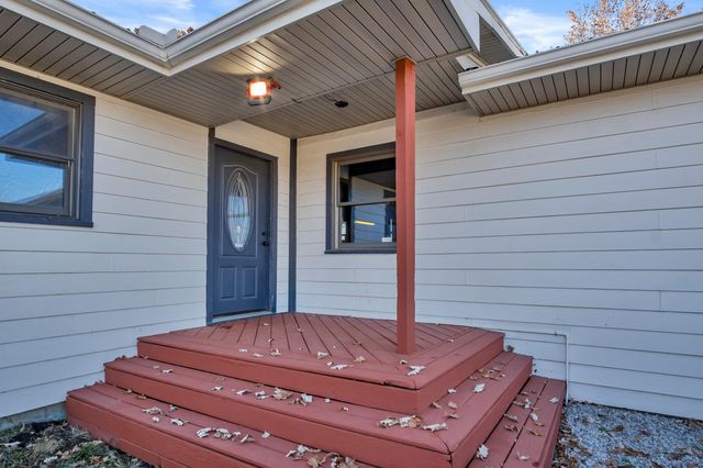 1828 S East Lake Rd, Newton, KS 67114