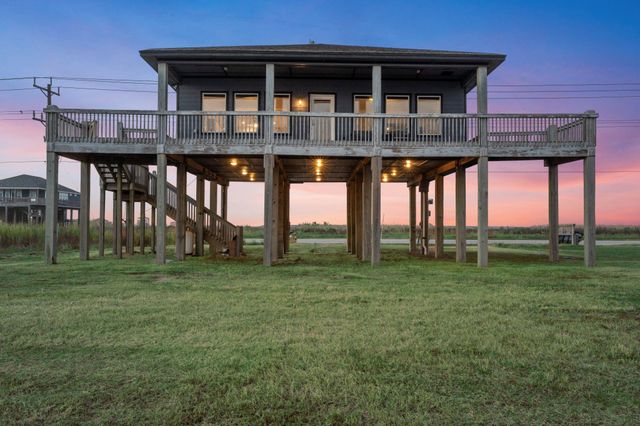 2416 Highway 87, Gilchrist, TX 77617