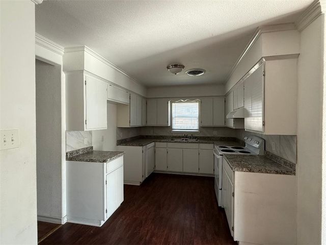 108 Park Pl, Portland, TX 78374