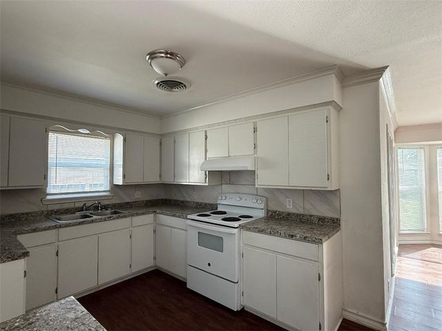 108 Park Pl, Portland, TX 78374