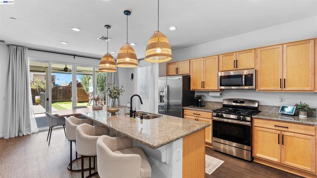 17691 Brandeis Ct, Lathrop, CA 95330