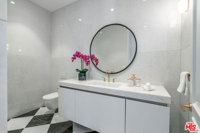 611 N Hillcrest Road, Beverly Hills, CA 90210