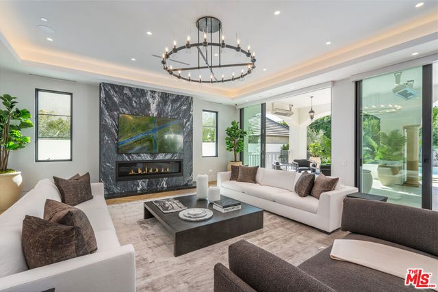 611 N Hillcrest Road, Beverly Hills, CA 90210