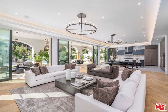 611 N Hillcrest Road, Beverly Hills, CA 90210