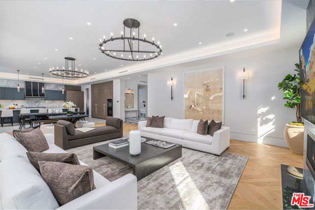 611 N Hillcrest Road, Beverly Hills, CA 90210