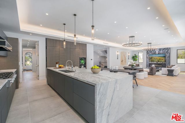 611 N Hillcrest Road, Beverly Hills, CA 90210