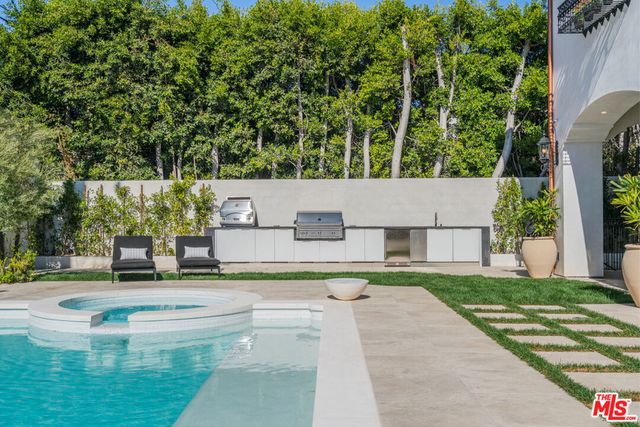 611 N Hillcrest Road, Beverly Hills, CA 90210