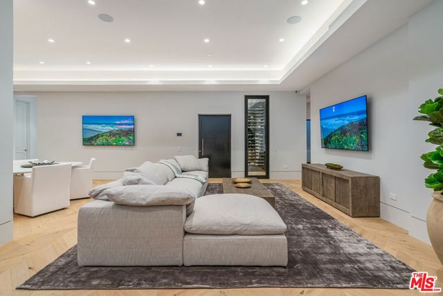 611 N Hillcrest Road, Beverly Hills, CA 90210