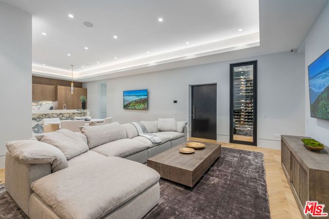 611 N Hillcrest Road, Beverly Hills, CA 90210