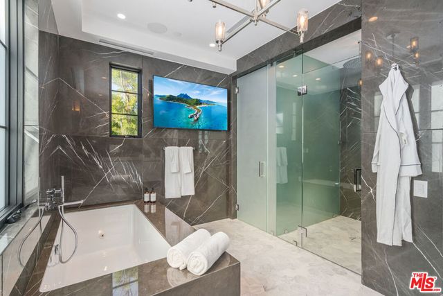 611 N Hillcrest Road, Beverly Hills, CA 90210