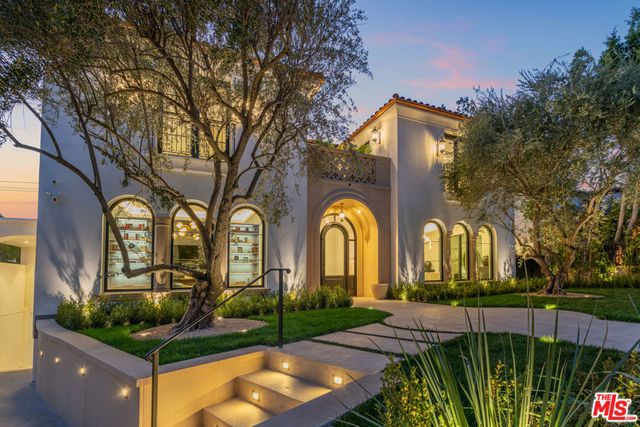 611 N Hillcrest Road, Beverly Hills, CA 90210