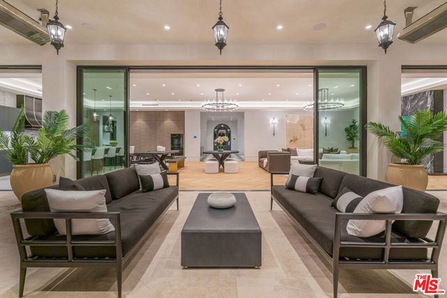611 N Hillcrest Road, Beverly Hills, CA 90210