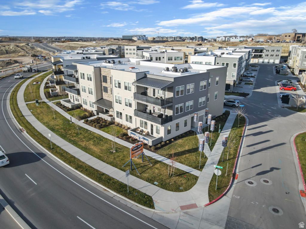 Image 2 of property listing at 8392 S SKY MIRROR LN #204, Midvale, UT 84047