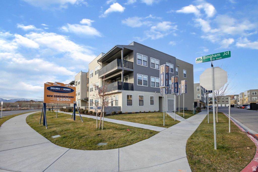 Image 3 of property listing at 8392 S SKY MIRROR LN #204, Midvale, UT 84047