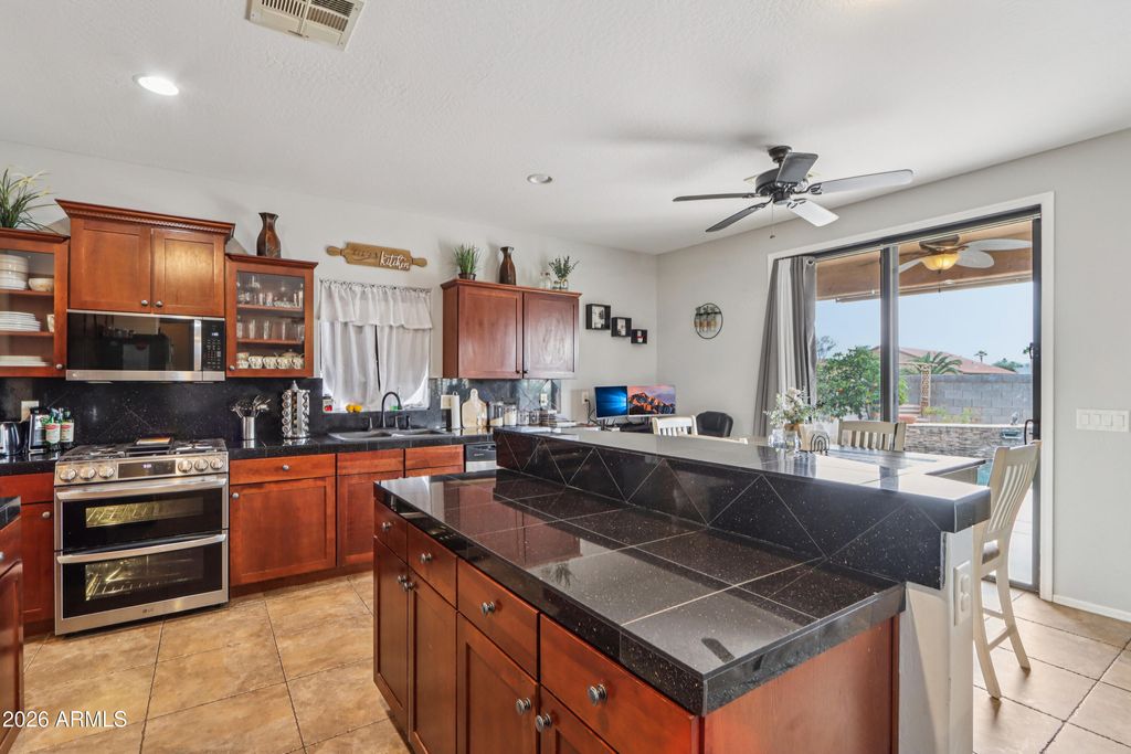 Image 17 of property listing at 1847 N WESTFALL Lane, Casa Grande, AZ 85122