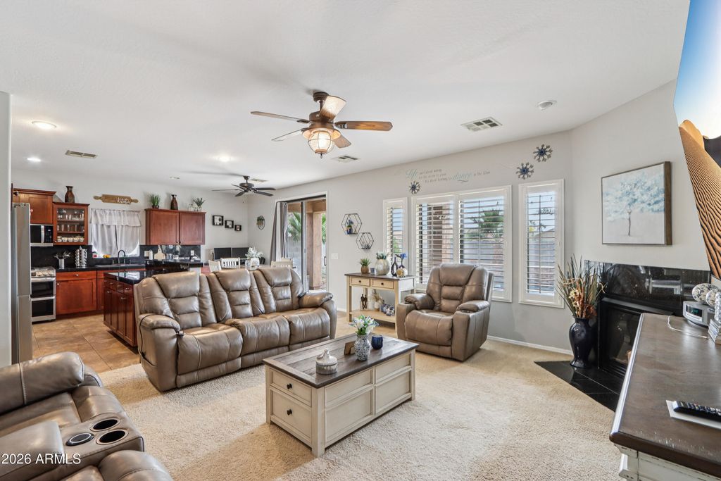 Image 6 of property listing at 1847 N WESTFALL Lane, Casa Grande, AZ 85122