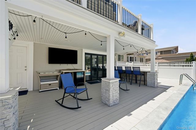 35 Redfield Road, Island Park, NY 11558