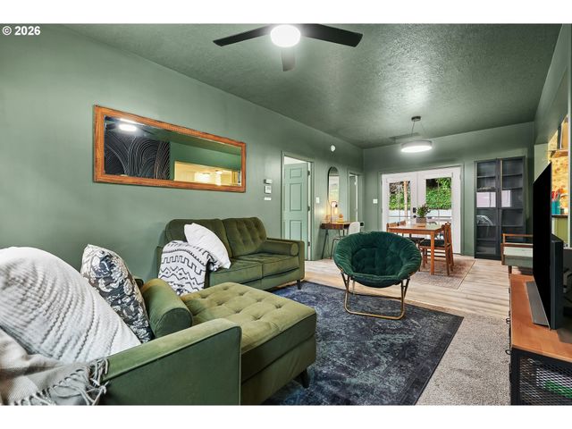 3030 Sw PENDLETON Ct, Portland, OR 97239