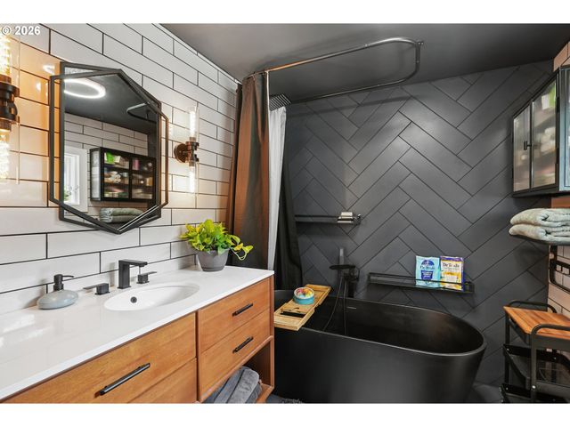 3030 Sw PENDLETON Ct, Portland, OR 97239
