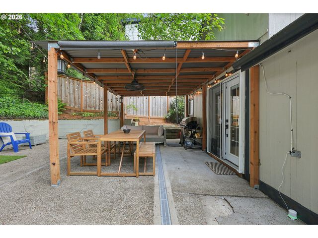 3030 Sw PENDLETON Ct, Portland, OR 97239