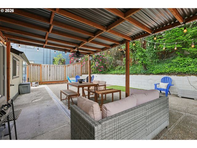 3030 Sw PENDLETON Ct, Portland, OR 97239