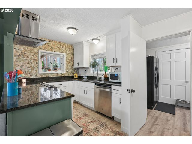 3030 Sw PENDLETON Ct, Portland, OR 97239