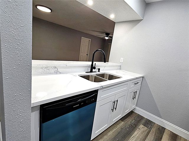 1720 GLENHOUSE DRIVE 328, Sarasota, FL 34231