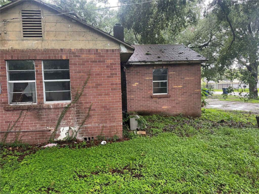 Image 2 of property listing at 2510 W HENRY AVENUE, Tampa, FL 33614