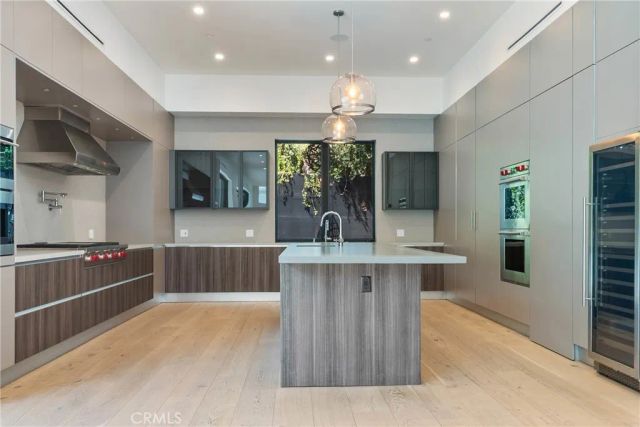 4653 Vanalden Avenue, Tarzana, CA 91356