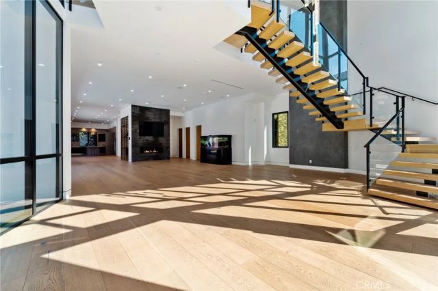 4653 Vanalden Avenue, Tarzana, CA 91356