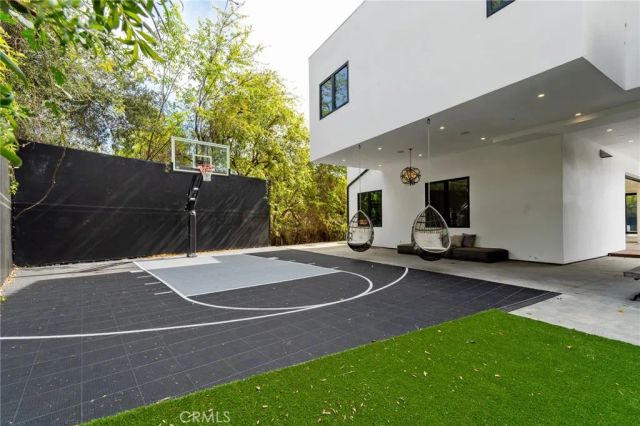 4653 Vanalden Avenue, Tarzana, CA 91356