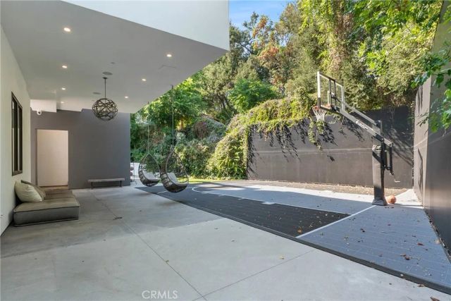 4653 Vanalden Avenue, Tarzana, CA 91356