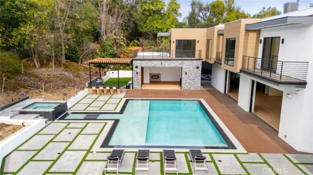 4653 Vanalden Avenue, Tarzana, CA 91356