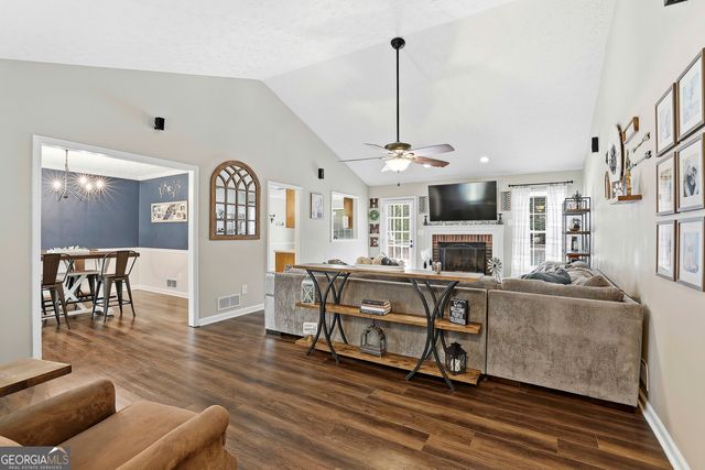 215 Firethorne Ln, Fayetteville, GA 30215