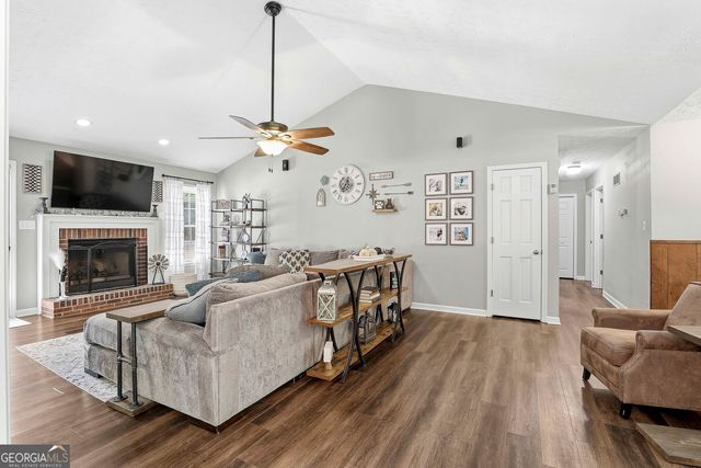 215 Firethorne Ln, Fayetteville, GA 30215