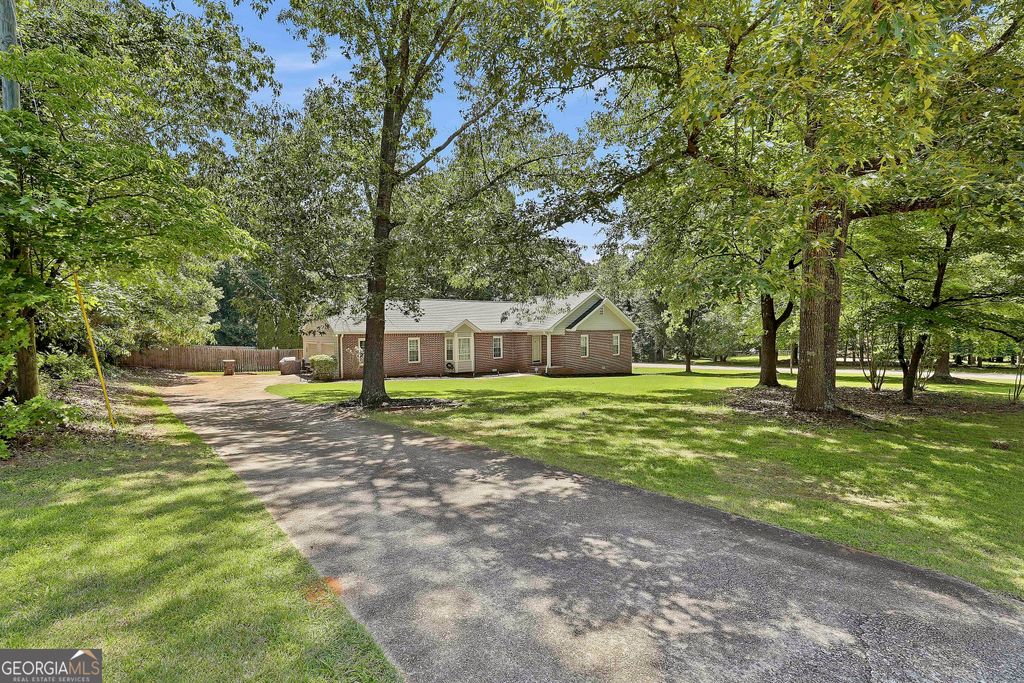 215 Firethorne Ln, Fayetteville, GA 30215