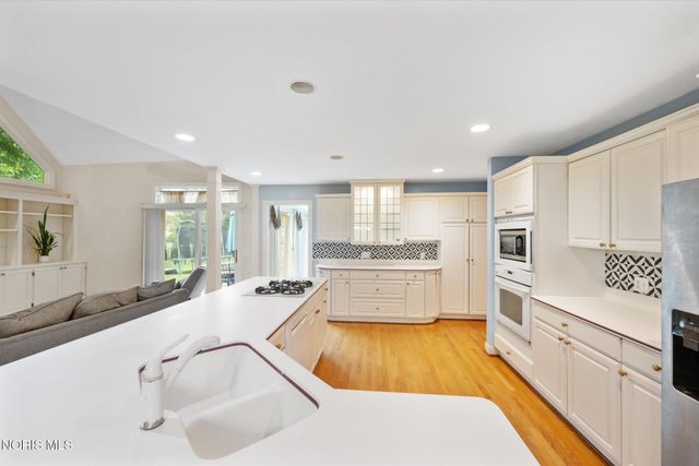 7649 Pebble Creek Drive, Maumee, OH 43537