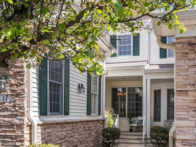17 Pacio Ct, Roseland Boro, NJ 07068