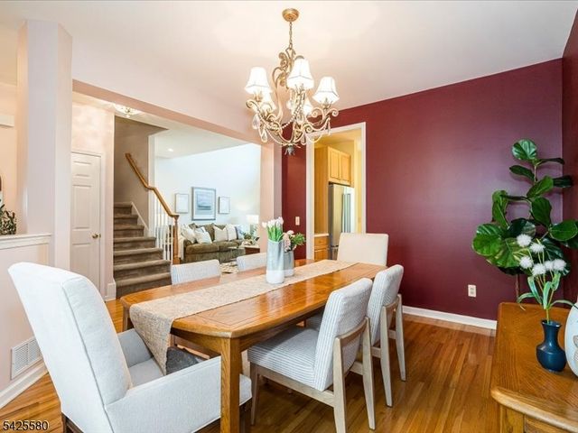 17 Pacio Ct, Roseland Boro, NJ 07068