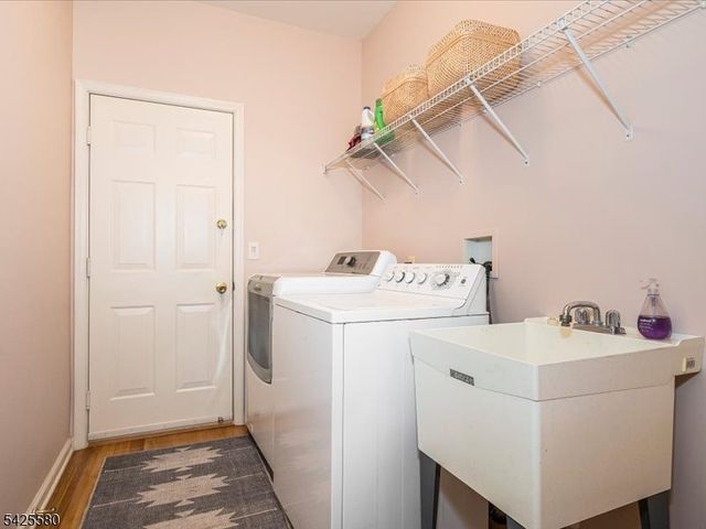 17 Pacio Ct, Roseland Boro, NJ 07068