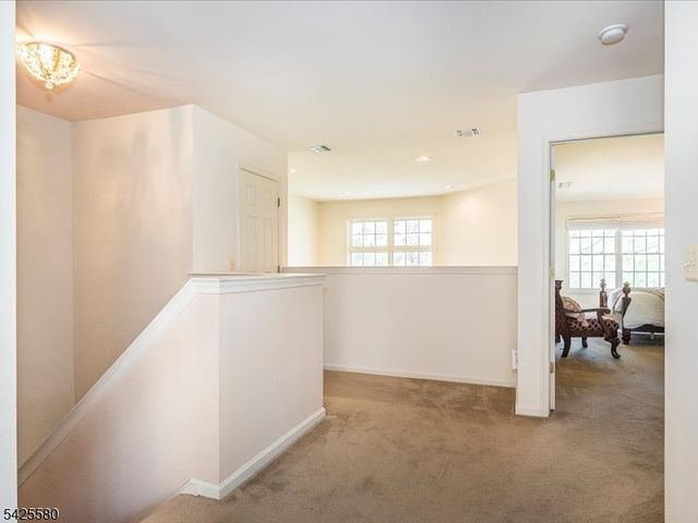 17 Pacio Ct, Roseland Boro, NJ 07068