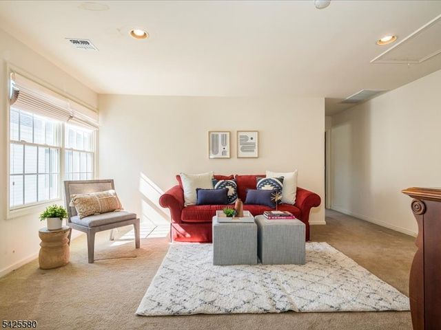 17 Pacio Ct, Roseland Boro, NJ 07068