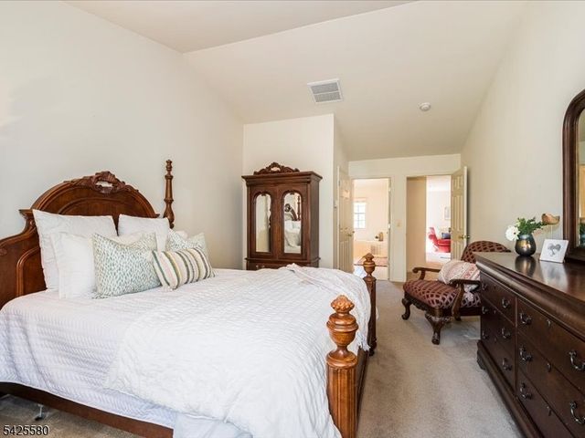 17 Pacio Ct, Roseland Boro, NJ 07068