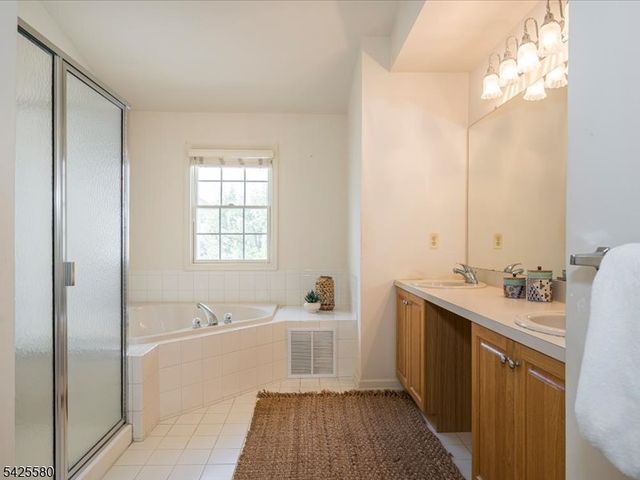 17 Pacio Ct, Roseland Boro, NJ 07068